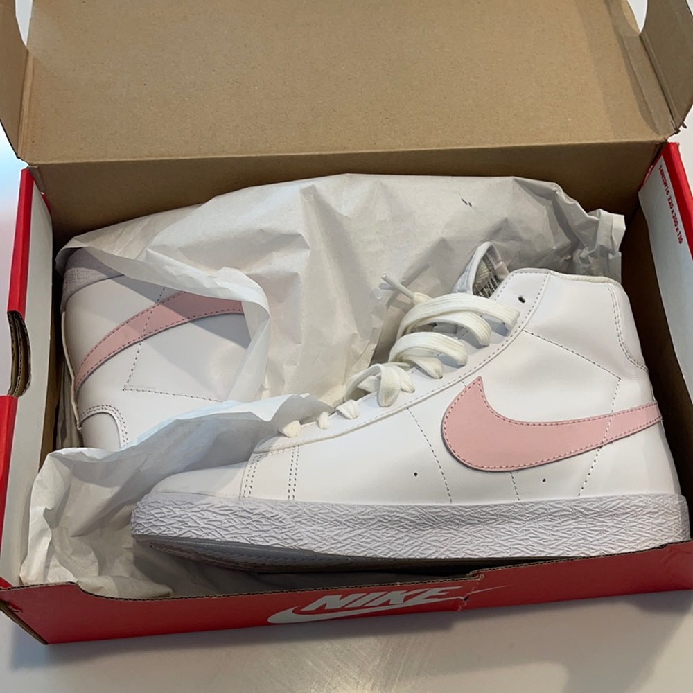 NWT Nike blazer mid (gs)